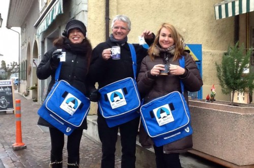 Olivia Michel, Etienne Dubuis et Annamaria Leonardi au centre du village.