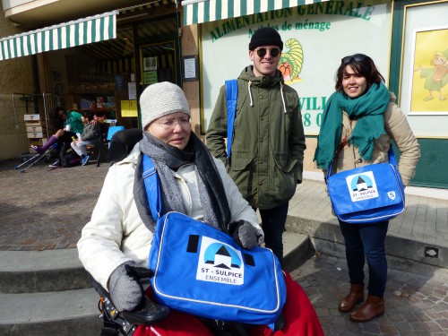 Christiane Michel, Iago Vazquez Fernandez et Nathalie Dubuis devant l'épicerie.