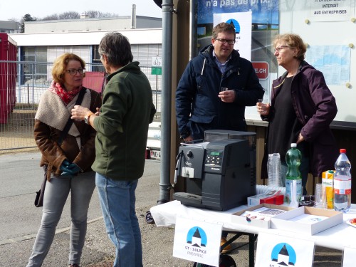 Discussions autour de la machine à café. Avec Anne Merminod (à gauche), Pierre-Yves Brandt et Claude Probst (à droite).