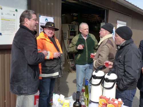 Un dernier verre devant la déchèterie. Avec Jacques Equey (à gauche), Pierre del Boca (au centre), Olivier Chappuis et Olivier Ruegg (à droite).